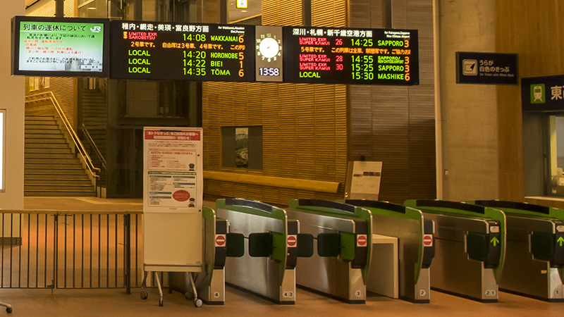 これから特別席やグリーン車を利用する旅に出るイメージ